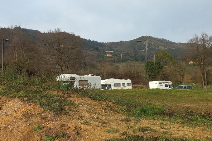 Autocaravanes na periferia d'Uviéu